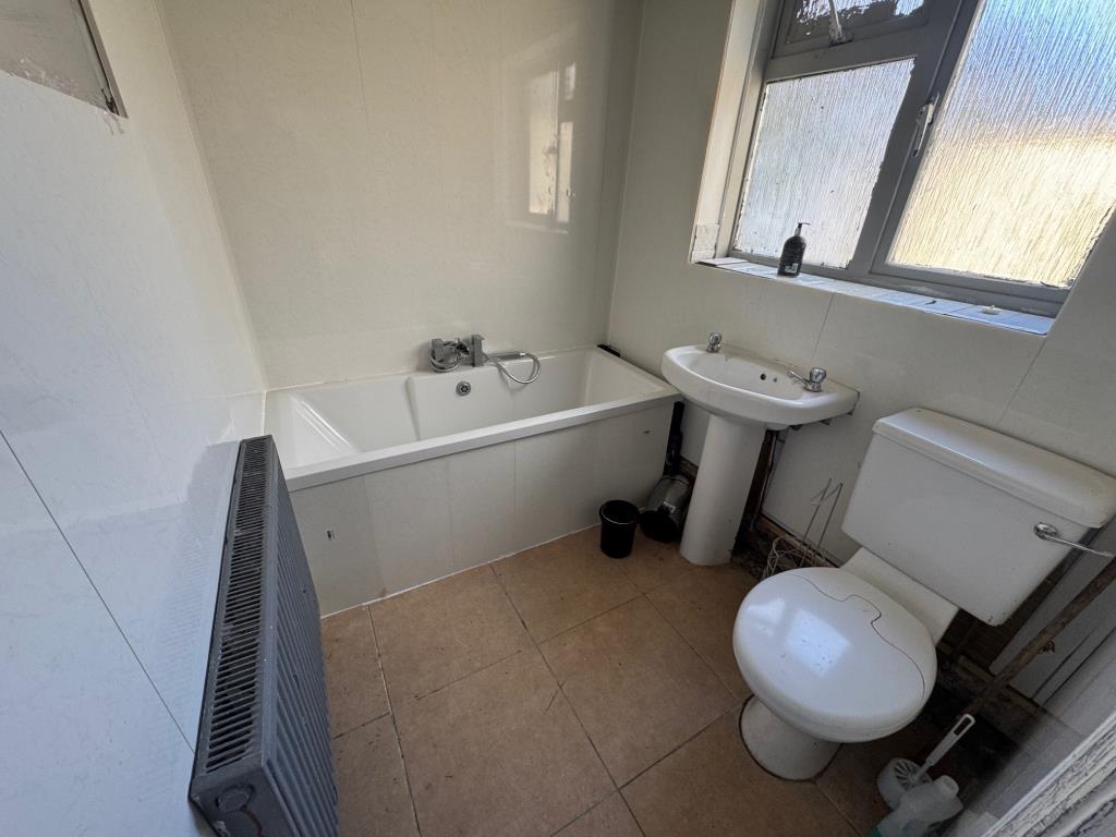 Lot: 89 - FREEHOLD PROPERTY DIVIDED INTO TWO TWO-BEDROOM MAISONETTES - Lower Maisonette - Bathroom